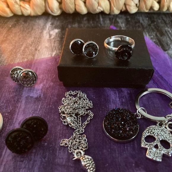 Gothic silver and black jewelry set - Picture 2 of 4